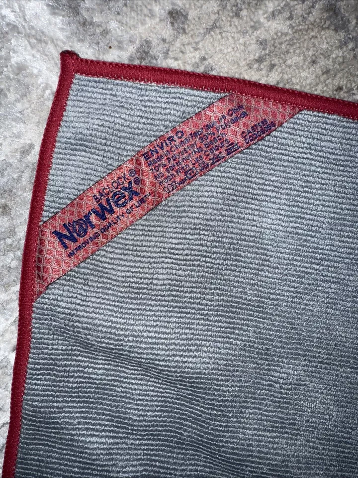 Norwex ENVIROCLOTH Grafito con Borde de Granada Baclock Foto 2 de 4