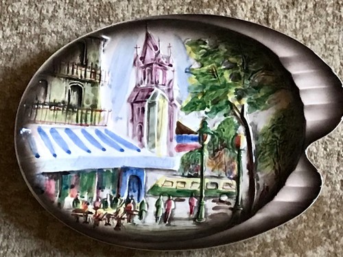 Plato decorativo pintado a mano vintage de cerámica de la ciudad escena callejera iglesia café gente - Imagen 7 de 10