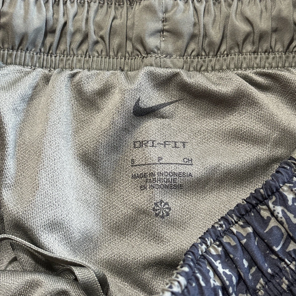 Pantalones Cortos para Correr Nike Dri-Fit Para Mujer Estampado Camuflado Talla Pequeña Foto 2 de 4
