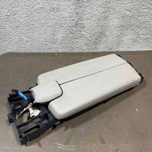 10-18 Mercedes W212 E350 Bluetec Center Console Arm Rest Armrest Cover Assembly