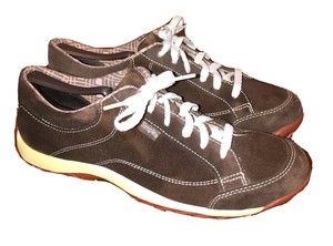 simple brand shoes out of business