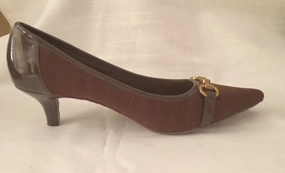 Zapatos de salón Anne Klein Drury de tela marrón charol 8/8,5 hebilla dorada  Foto 4 de 4