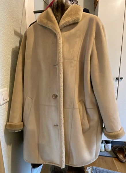 Mantel in Wildleder Optik mit Fellimitat gefüttert. Gr. 40/42