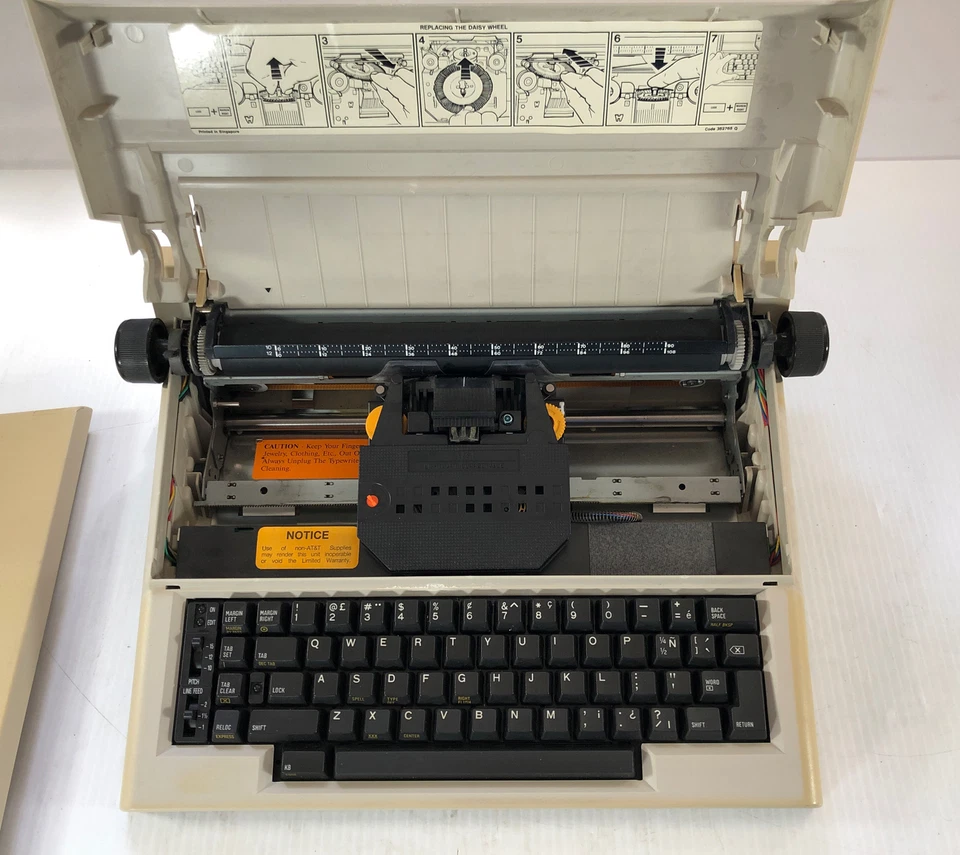 Máquina de escribir AT&T 6210 SureSpell I, carro 12", cubierta de teclado, mango Foto 3 de 4