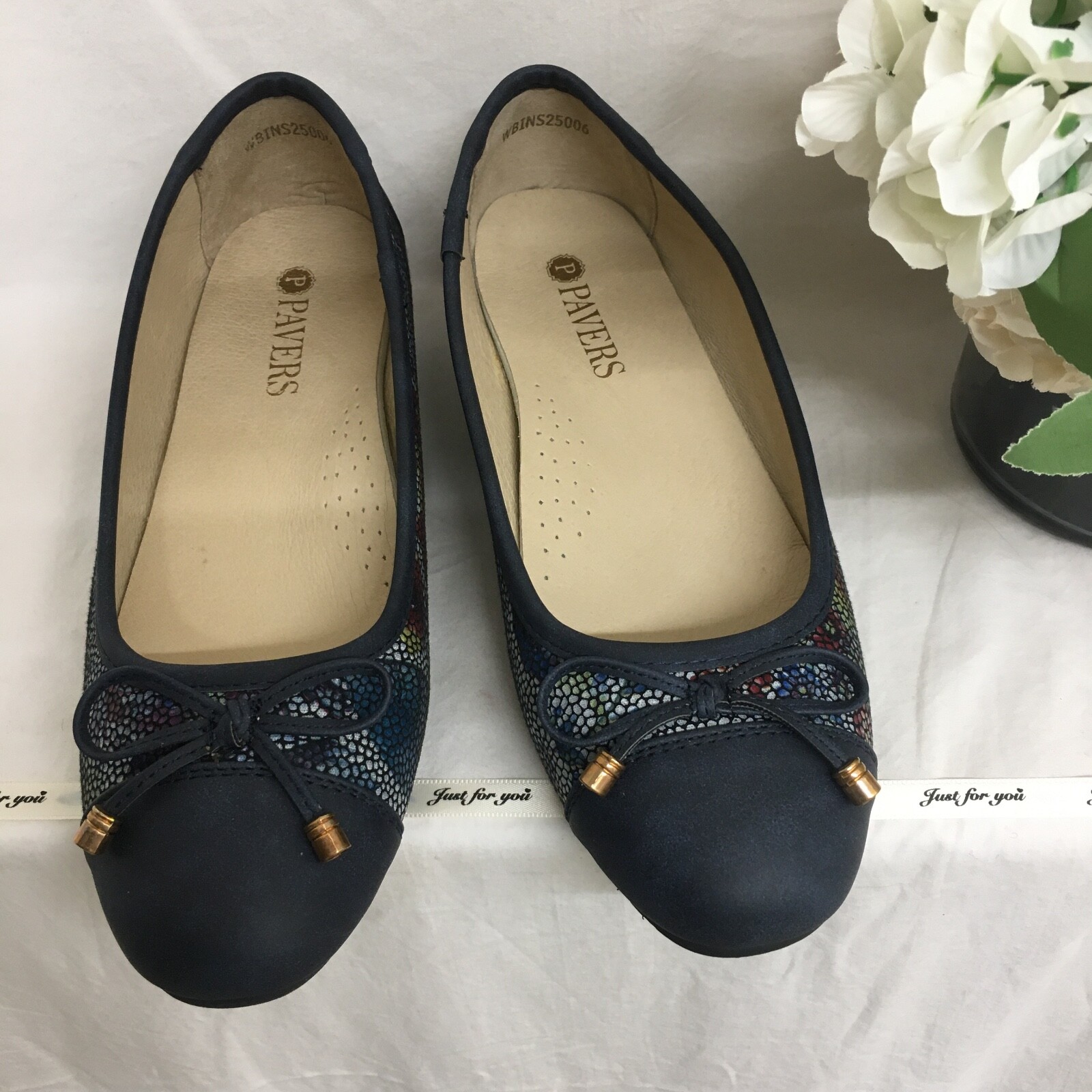 Women's low heel faux suede flower patterned blue court shoes. UK 6