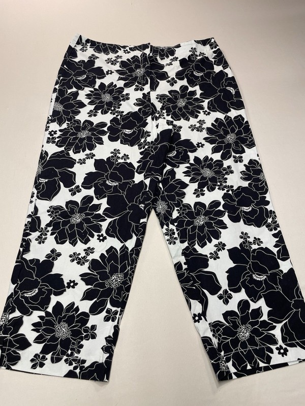 Geoffrey Beene Women's Black White Capri Pants Floral Print Stretch Zip