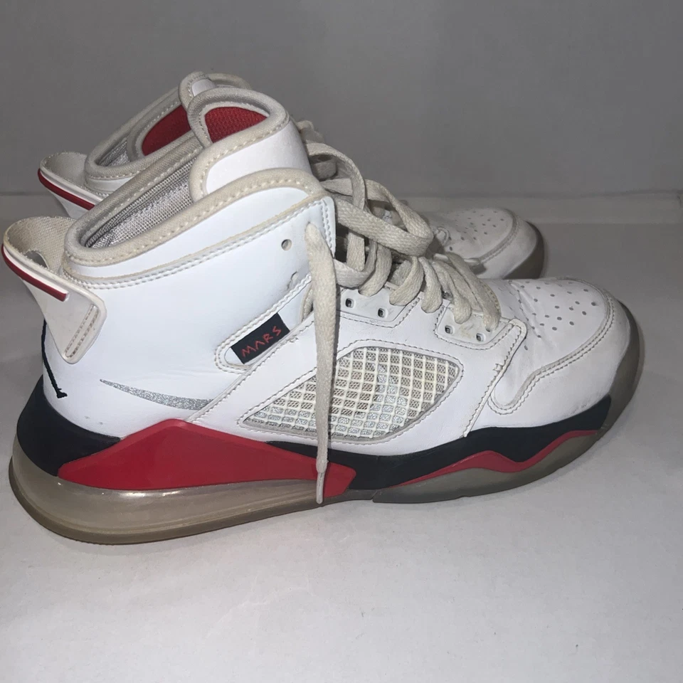 Nike Air Jordan Mars 270 en blanco, rojo, negro y plata reflectante, 7.5 Foto 2 de 4