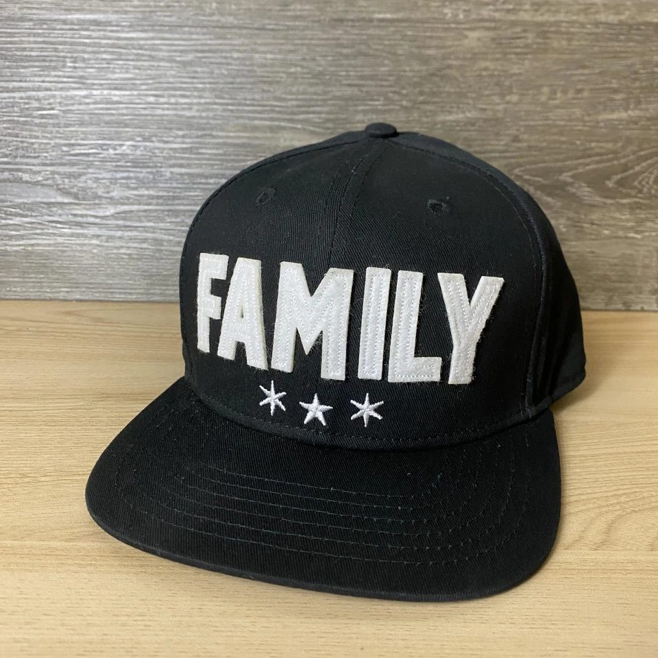 Famoso Sombrero Familiar Gorra A Presión Negro Blanco Rosas Bordado Gráfico Para Hombres Foto 3 de 4