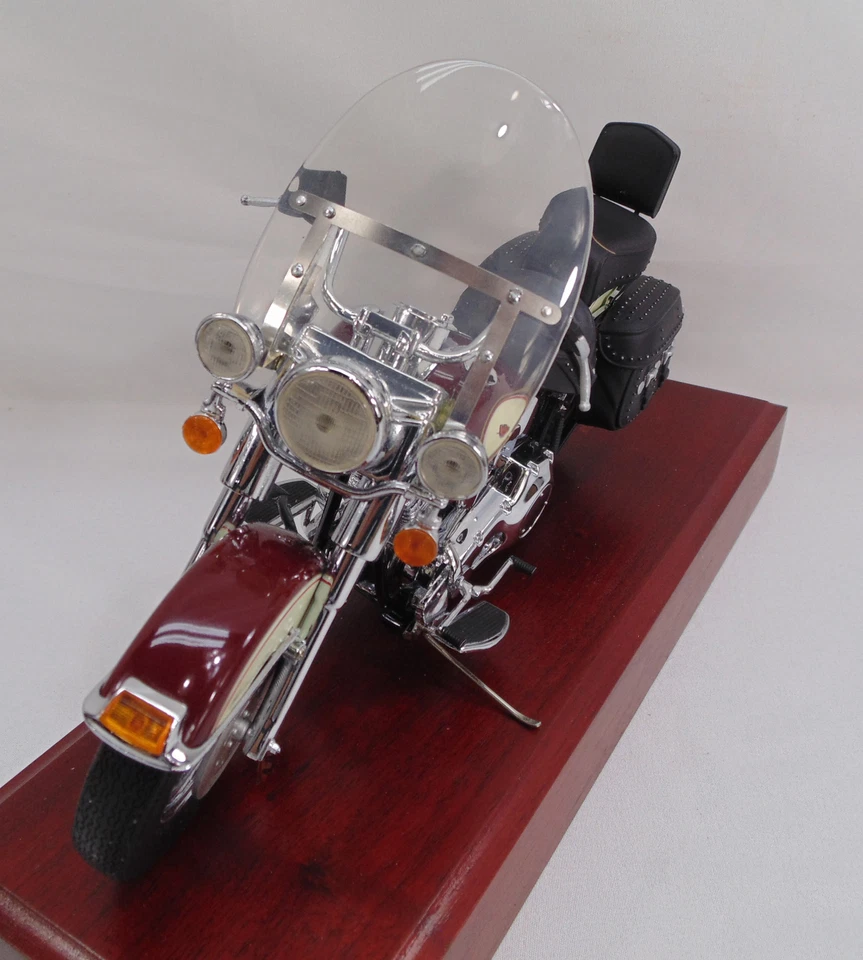 Franklin Mint 1989 Harley Davidson Heritage Softail Classic 1/10 Motorcycle   - Image 3 of 4