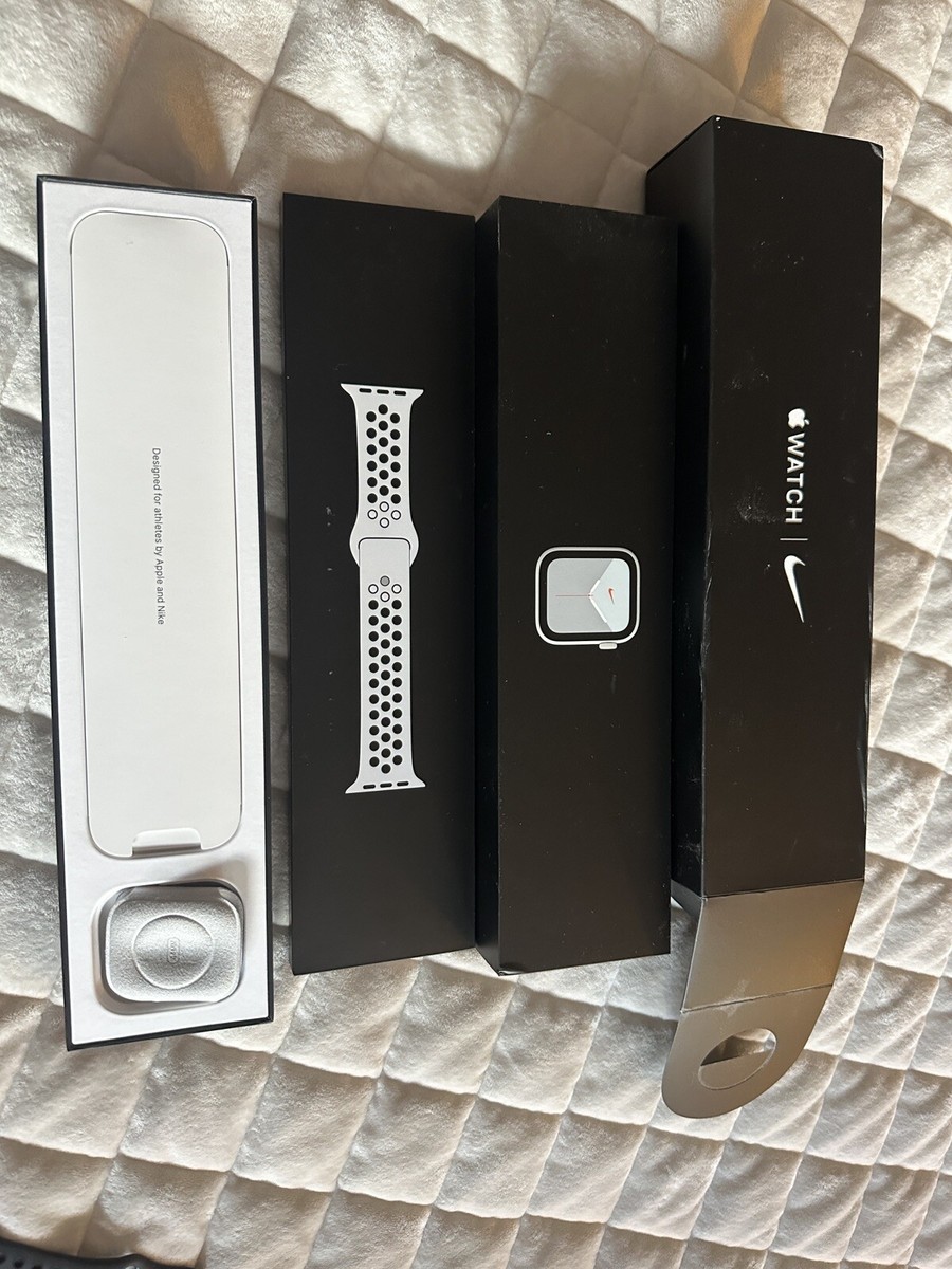 Apple Watch Nike Series 5 GPS+LTE 44mm Silver Case Platinum Apple Watch Nike Series 5 GPS+LTE 44mm Silver Case Platinum