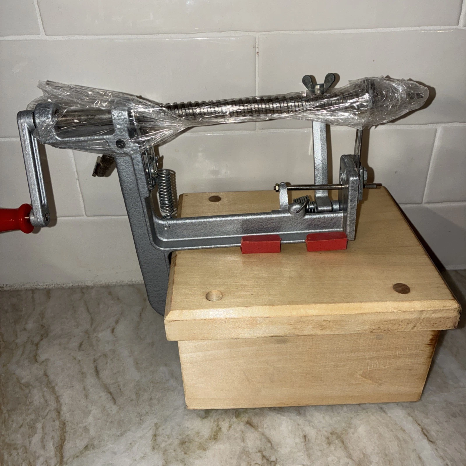 The Pampered Chef Apple Peeler Corer Slicer With Wooden Stand