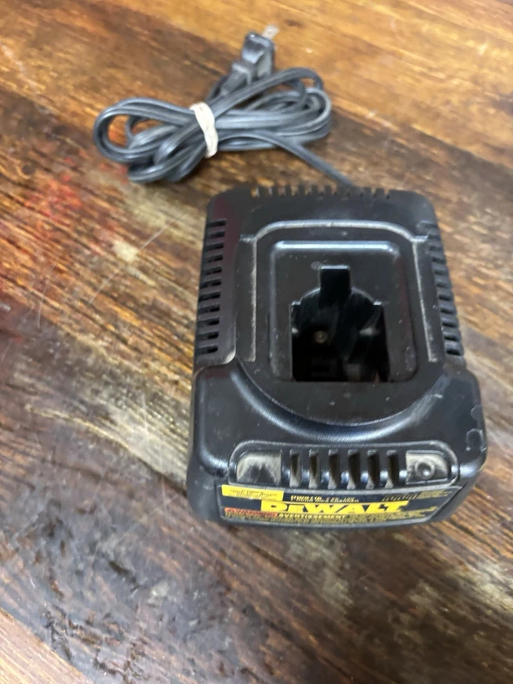 DEWALT DC725 18V HAMMER DRILL WITH BATTERY AND CHARGER - Image 4 of 4