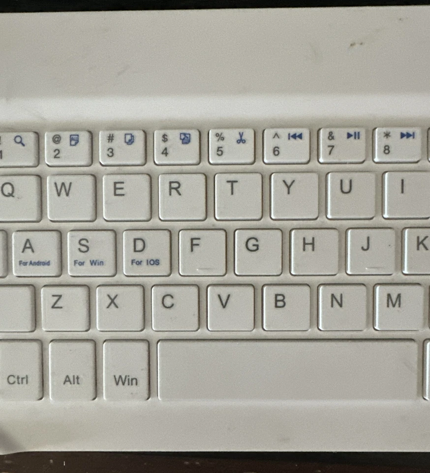 White Small Wireless Bluetooth Smart Keyboard For Tablets (No Box) New - Image 4 of 4