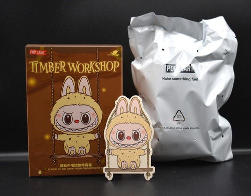 Mart Pop Land Timber Workshop GELB Labubu Plüsch Anhänger spielt auf Schaukel (A9)