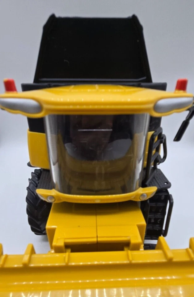 New Holland CR90 联合收割机 拖拉机 黄色 ,1/32 比例 - 塑料 — 第 3/4 张图片