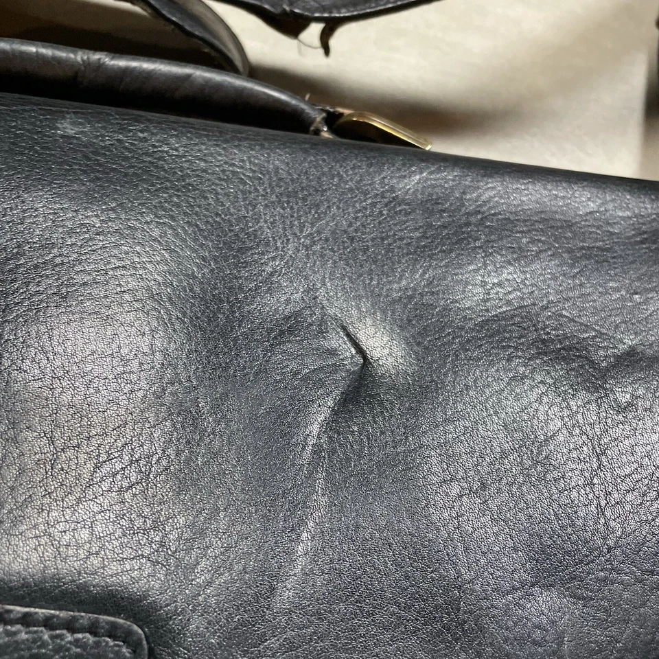 Maletín ejecutivo de cuero para computadora Claire Chase negro con silla de montar Foto 3 de 4