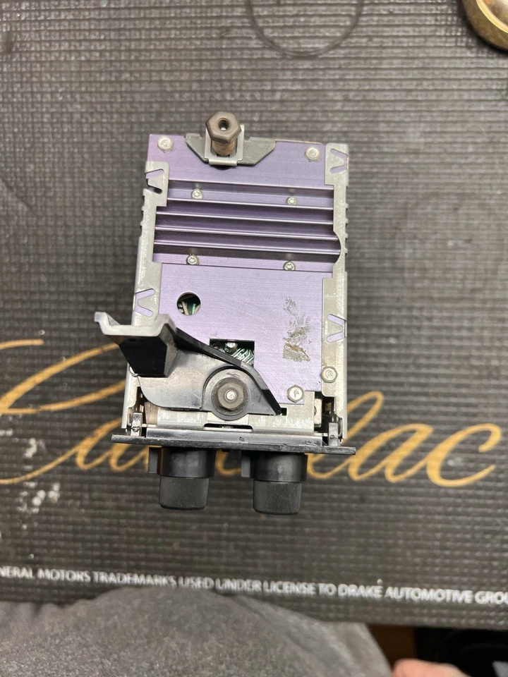 Unidad principal de radio Cadillac Fleetwood Brougham 1993-1996. Foto 3 de 4