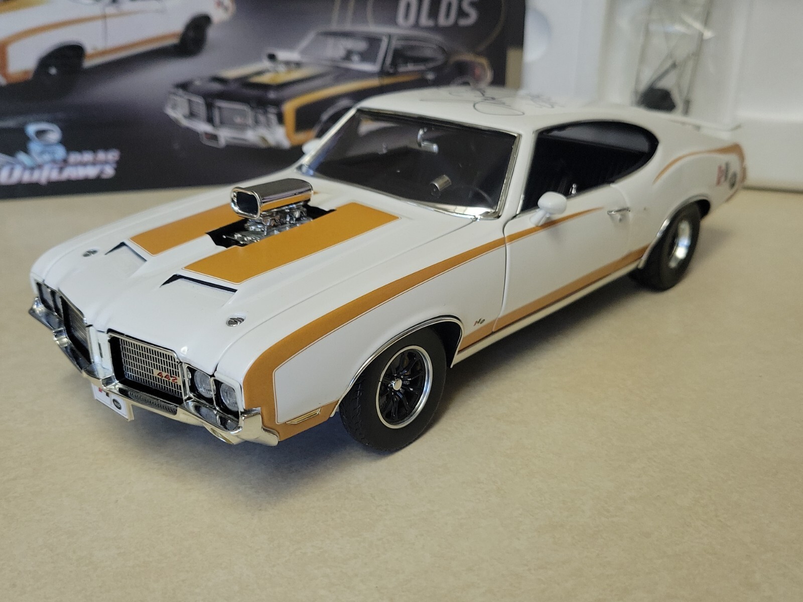 1:18 Acme 1972 Oldsmobile 442 Hurst Drag Outlaws Signed Linda Vaughn ...