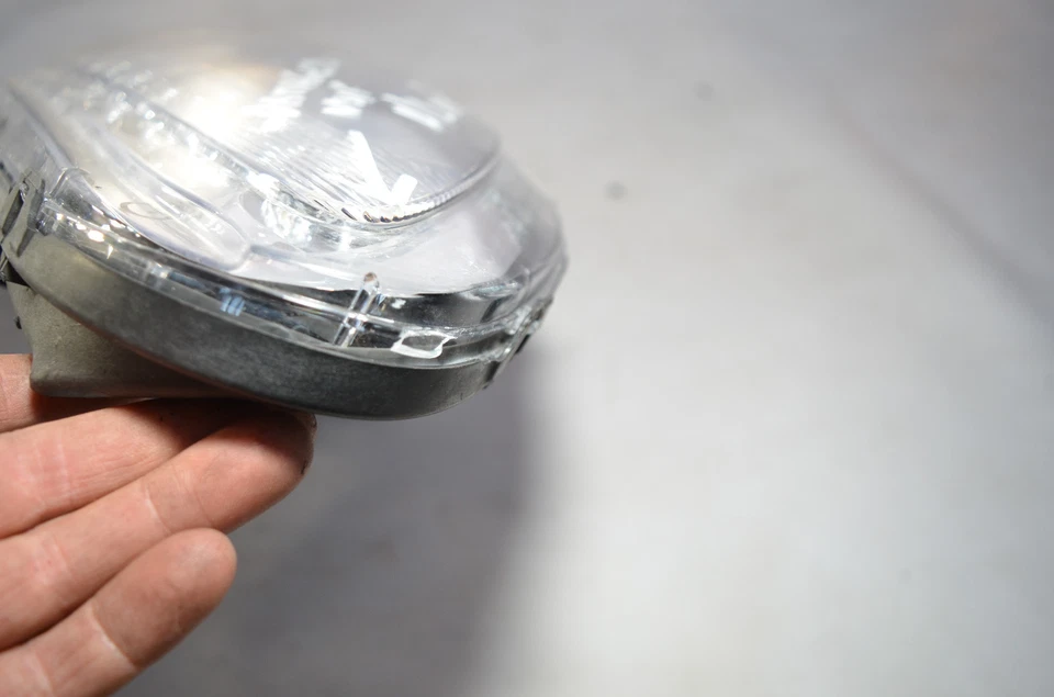 original gebraucht Aston Martin Rapid N/S Scheinwerfer Xenon   - Bild 3 von 4