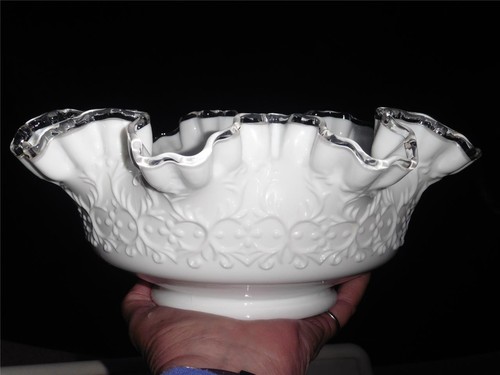 Fenton Glas Spanische Spitze Silber Wappen 9,75 Zoll Rund Crimpt Weiß Milch Glas Schüssel - Bild 2 von 8