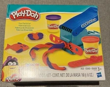 Play-Doh Basic Fun Factory Shape Making Machine with 2 Non-Toxic Play-Doh. NIB