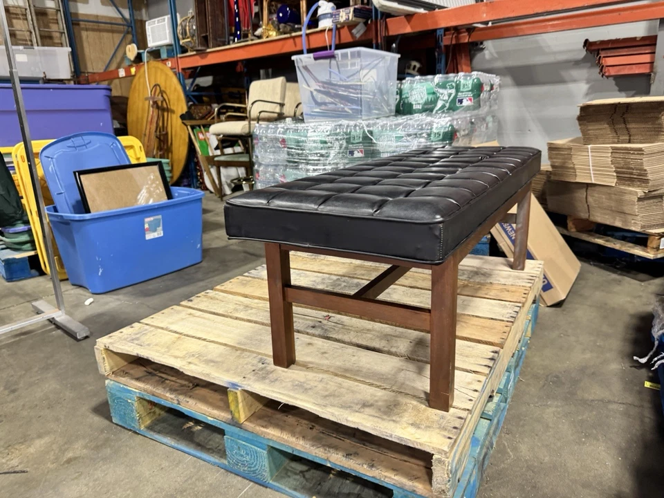 Banco de vinilo acolchado moderno Murphy Miller Mid Century patas de nogal EE. UU. Foto 2 de 4