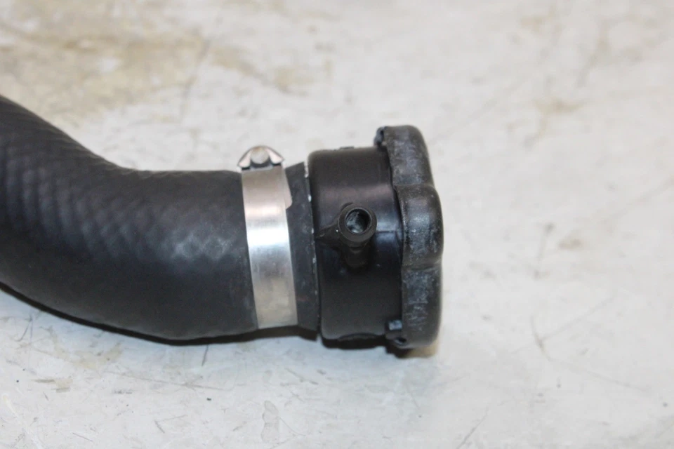 87-03 KAWASAKI VOYAGER XII OEM TAPA RADIADOR CON MANGUERA Foto 4 de 4