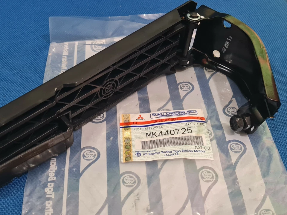 MITSUBISHI FUSO CANTER FE FE125 FE73 FE83 ACCELERATOR THROTTLE PEDAL ASSY Foto 2 de 4