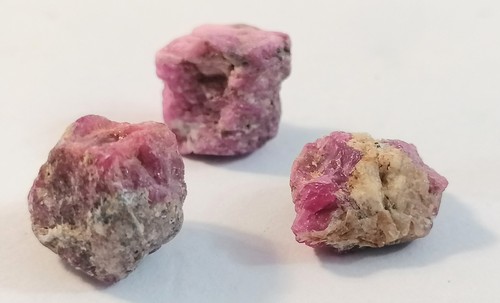 Rubin: 3 Rohsteine Rosarot 12-14mm Länge – opak – zus. 40 carat Rubin: 3 Rohsteine Rosarot 12-14mm Länge – opak – zus. 40 carat