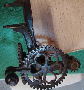 SINCLAIR SCOTT BALTIMORE Antique Cast Iron Apple Peeler w Heart Design Sprockets
