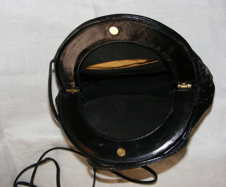 Cartera tapiz vintage Meyers negra con detalles rojos y marrones correa para el hombro EE. UU. Foto 4 de 4