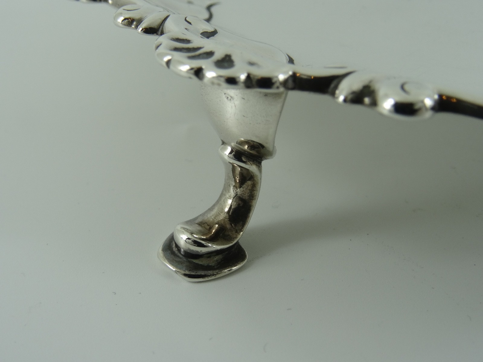 ELEGANT ENGLISH ANTIQUE GEORGE II SOLID STERLING SILVER SALVER LONDON 1757 290G