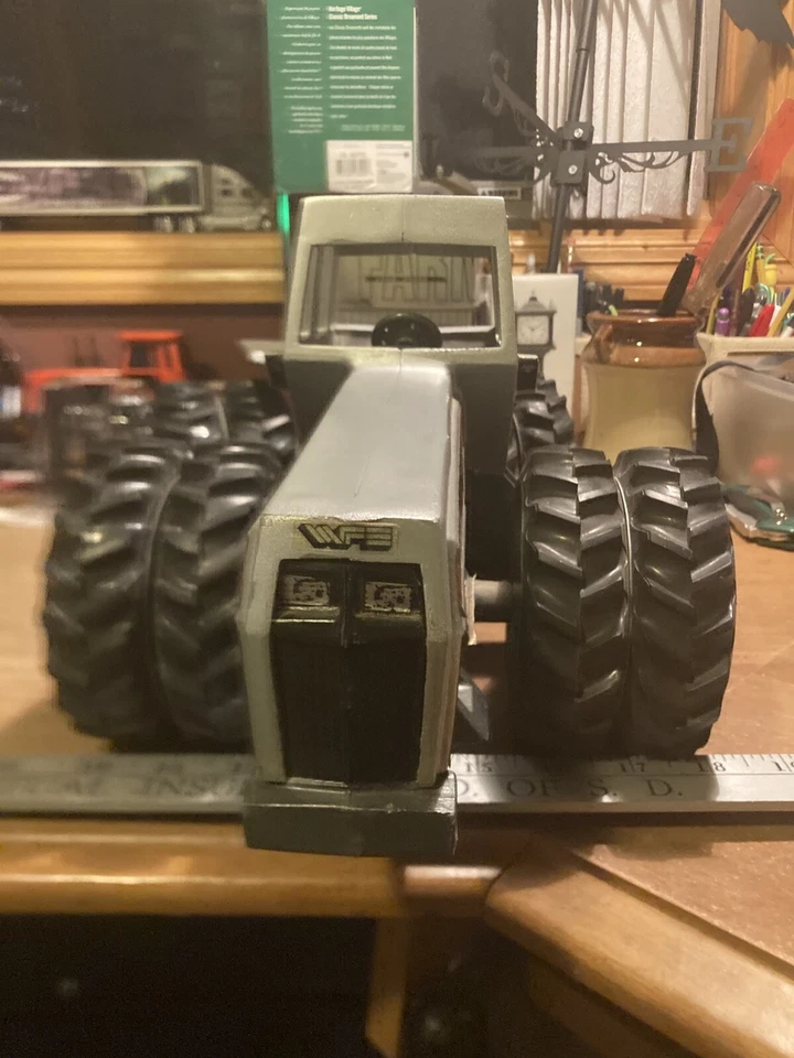 White WFE 4-225 4 Wheel Drive Field Boss Tractor 1/16 Scale Toy Model - Image 4 of 4