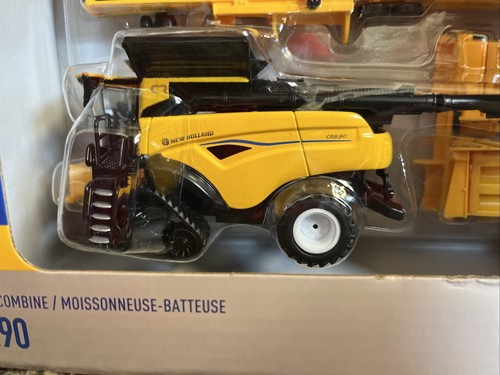 2023 FARM SHOW ERTL 1:64 New Holland CR9.90 SmartTrax Tracked Combine w/Heads - Picture 3 of 4