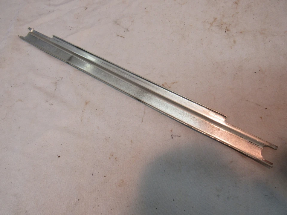 1966 1967 DODGE CORONET PLYMOUTH SATELLITE B-BODY REAR DOOR POST SILL TRIM Foto 3 de 3