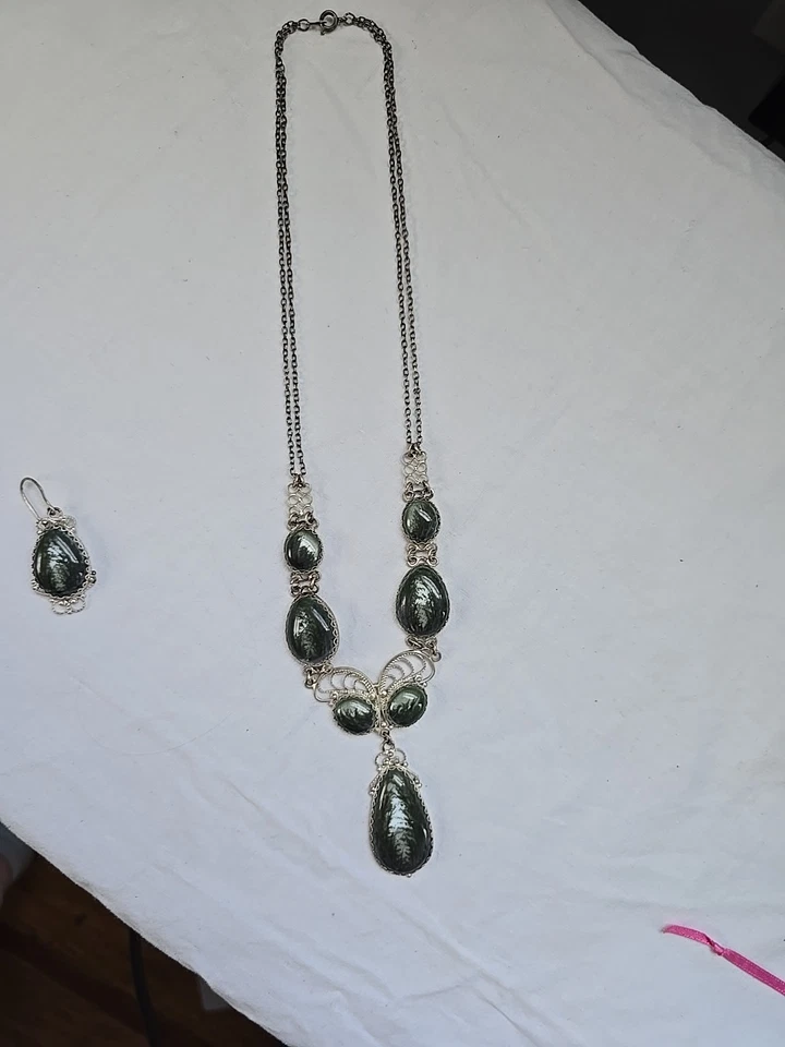 Colar e brincos pintados à mão em cerâmica com apoio enfeitado de prata. - Imagem 4 de 4