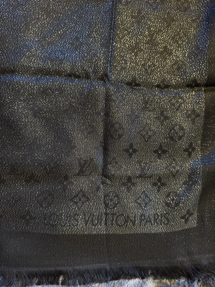 Bufanda negra brillante con monograma y estola Louis Vuitton Foto 4 de 4