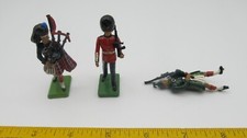 Britains Bagpiper lot of 2 with royal guard