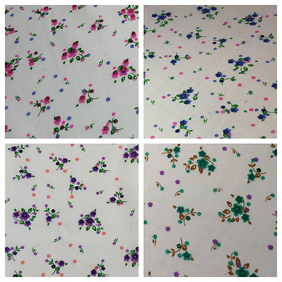 £2.75 Ditsy Blumendruck auf weißem superweichem Polycotton-Stoff 45'' breit M542