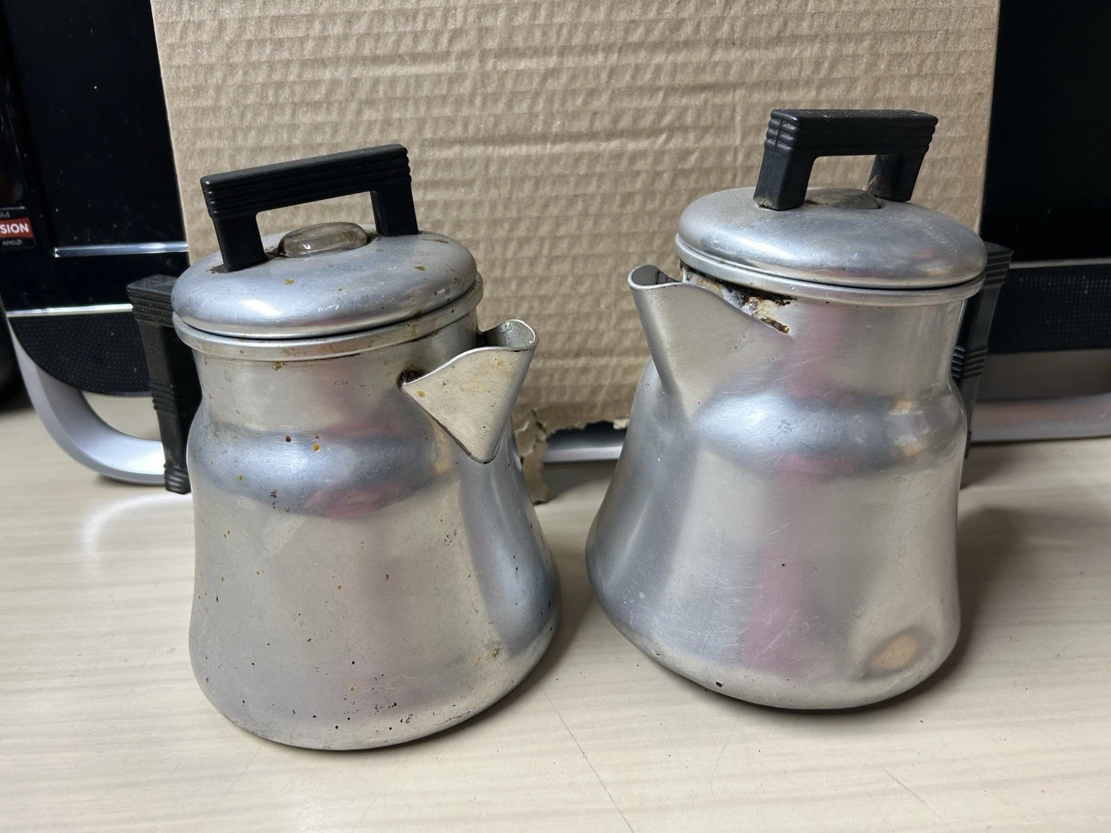 Wear-Ever Aluminum 3004 Glass Bubble Knob Coffee Pot Percolator (two Units )
Opens in a new window o