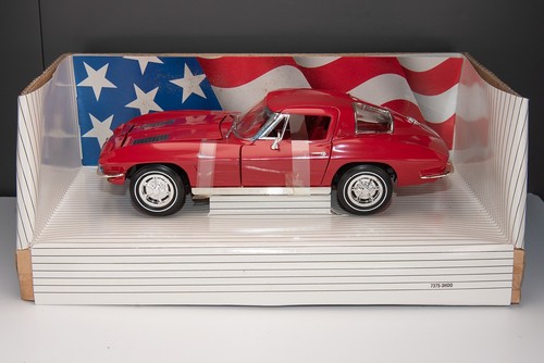 Ertl 7359 Corvette Sting Ray 1963 American Muscle Edizione da Collezione 1/18 Rosso - Foto 2 di 7
