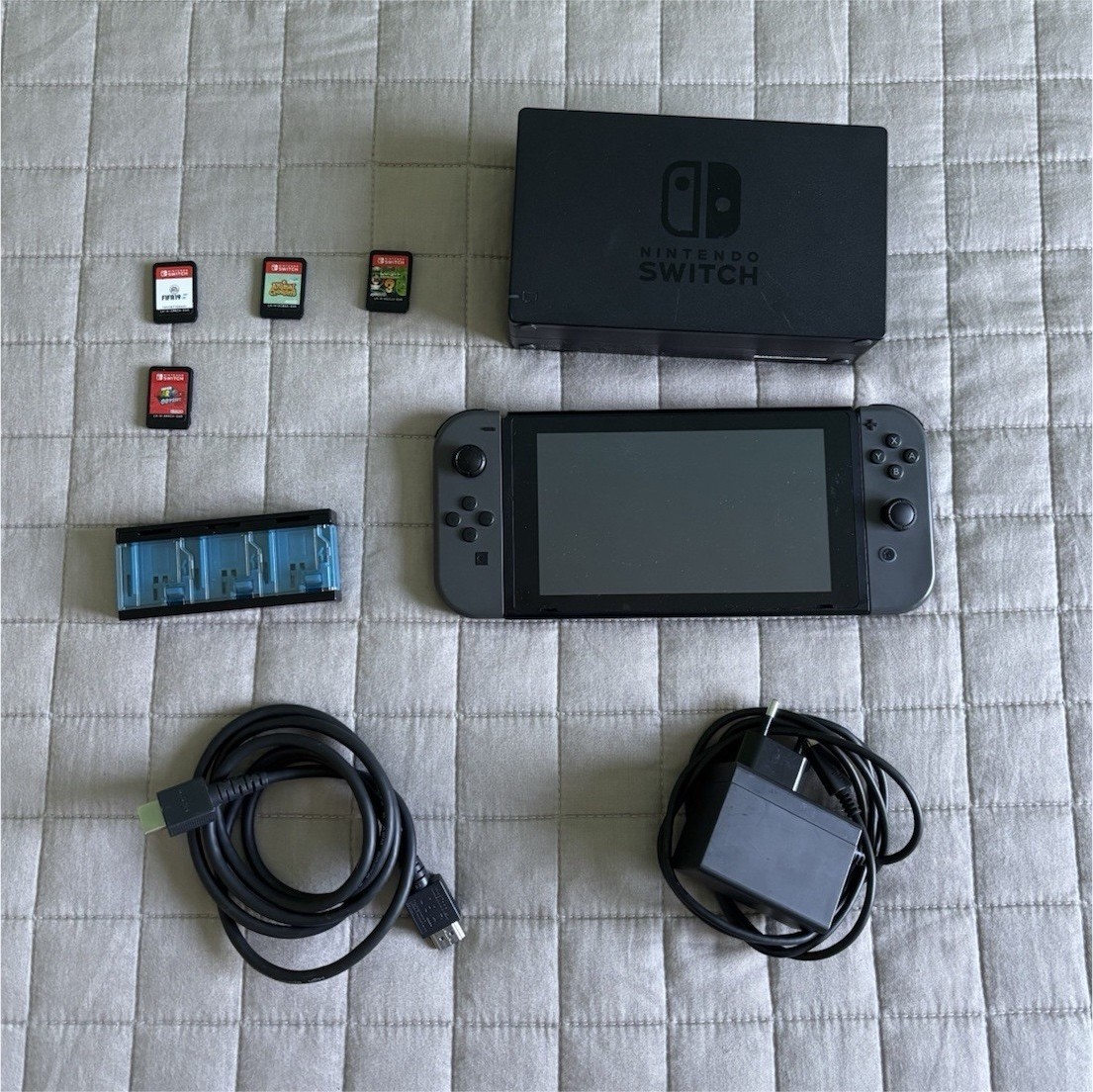Nintendo Switch con Dock, Alimentatore, HDMI + 4 giochi (FIFA 19, AC)