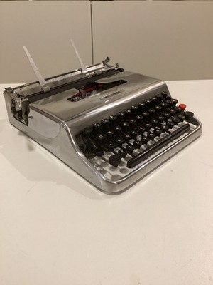 OLIVETTI LETTERA 22 TYPEWRITER. MOMA.  SPANISH LAYOUT. SILVER METAL.