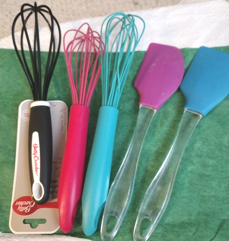 Lote de 5 Utensílios de Cozinha de Silicone 4 Usados 1 Novo B. Crocker.3 Whisks, 2 Espaculas - Imagem 2 de 4