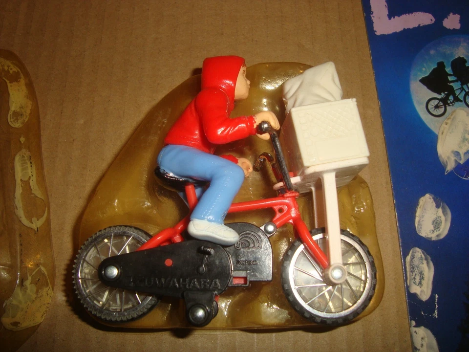 E.T. EXTRA-TERRESTRE E.T. IN BICICLETTA CON ELLIOTT LJN/AL-ES 1982 - Imagen 3 de 4