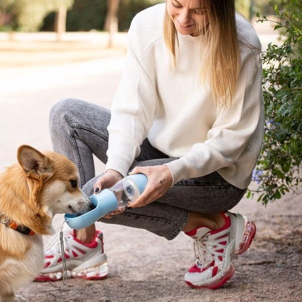 Tragbare Hundetrinkflasche und Futterbehälter – Reisewasserflasche mit Napf - Bild 4 von 4