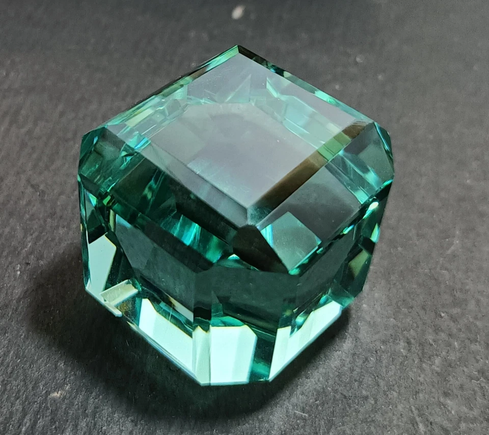 Cubo de topacio verde brasileño 202,50 quilates natural certificado EGL corte suelto AA+ Foto 2 de 4