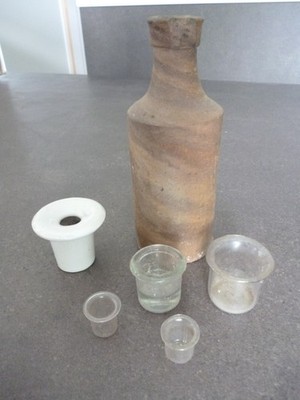 Konvolut -alte Tintenflasche aus Erde + Porzellantinte + 4 aus Glas