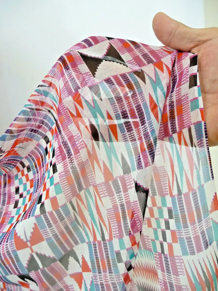 "Tela estampada de gasa 100 % seda pura 54"" de ancho". Patrón azteca. Se vende por yarda Foto 2 de 4