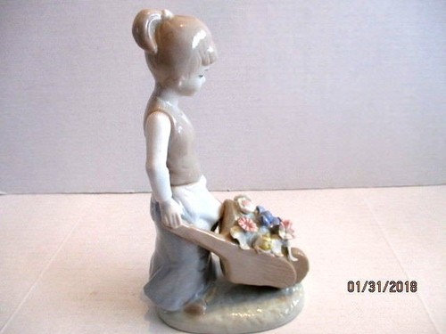 Lot 2 Glossy Porcelain Girl Figurines Girl W/Ducks and Girl W/Flower Cart - 第 9/11 張圖片